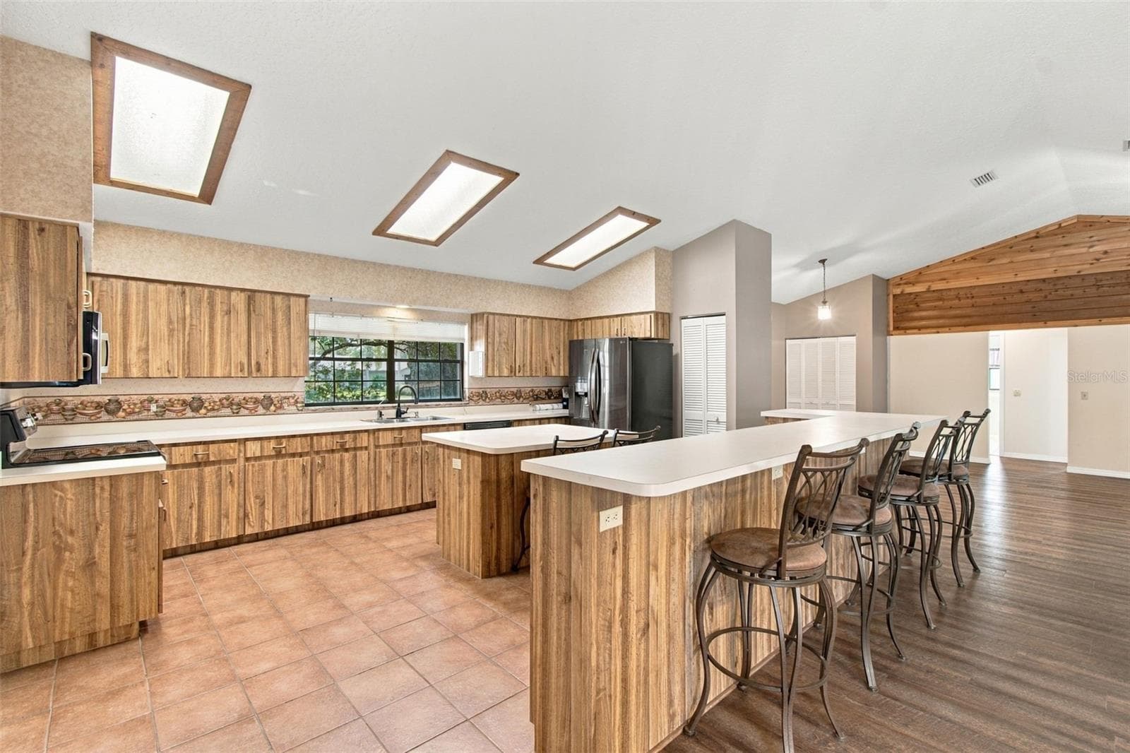 GREAT KITCHEN FOR ENTERTAINING - 3180 LAKE SAXON DR, LAND O LAKES