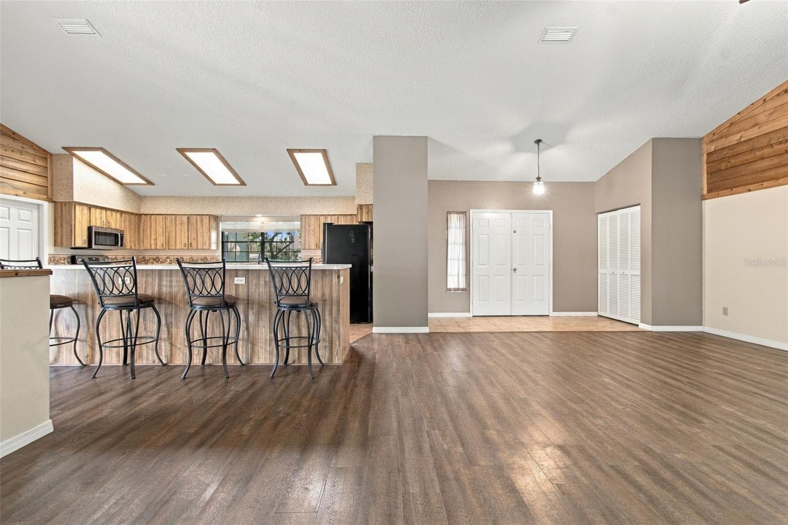 KITCHEN OFF GREAT ROOM - 3180 LAKE SAXON DR, LAND O LAKES
