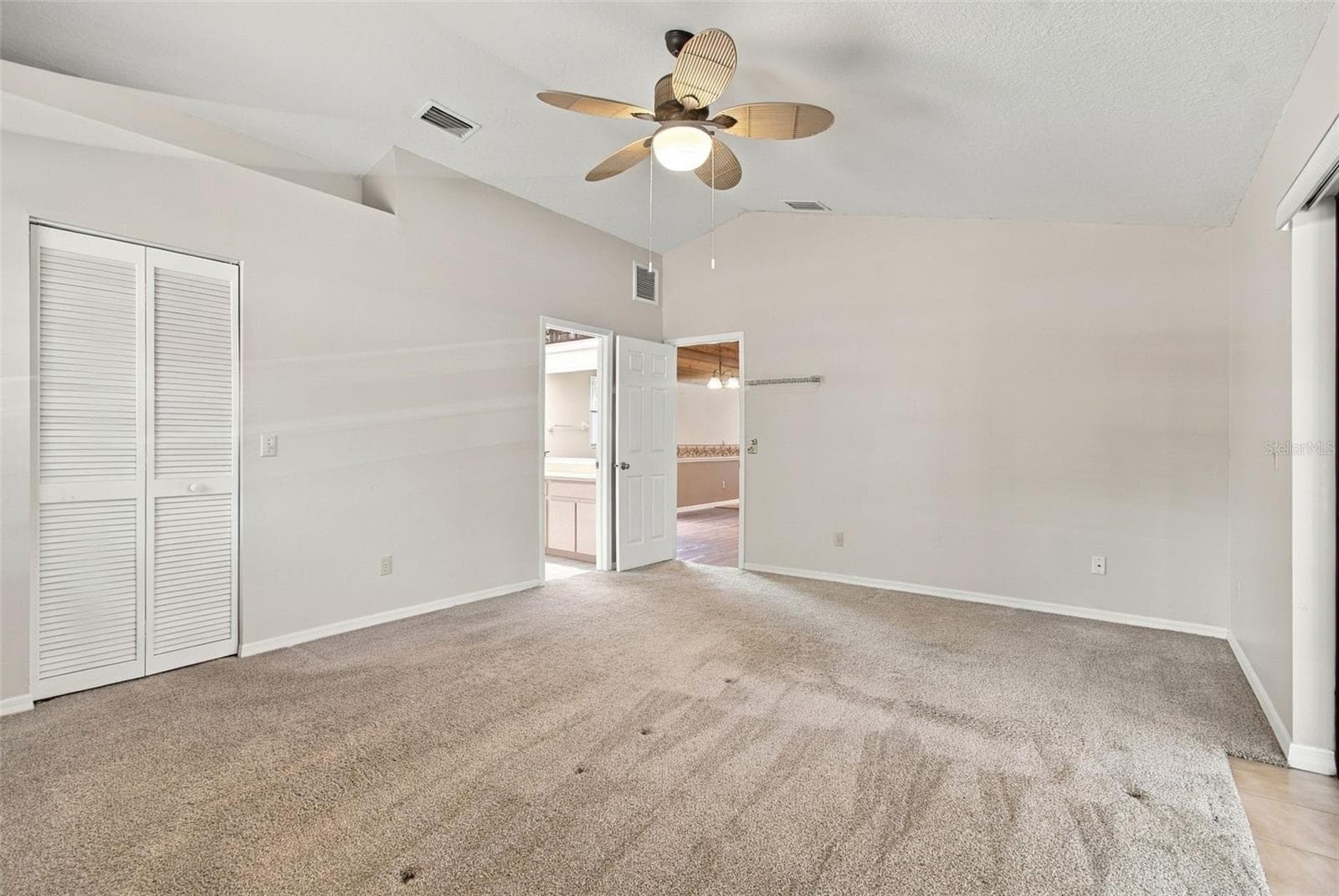 LARGE PRIMARY SUITE - 3180 LAKE SAXON DR, LAND O LAKES