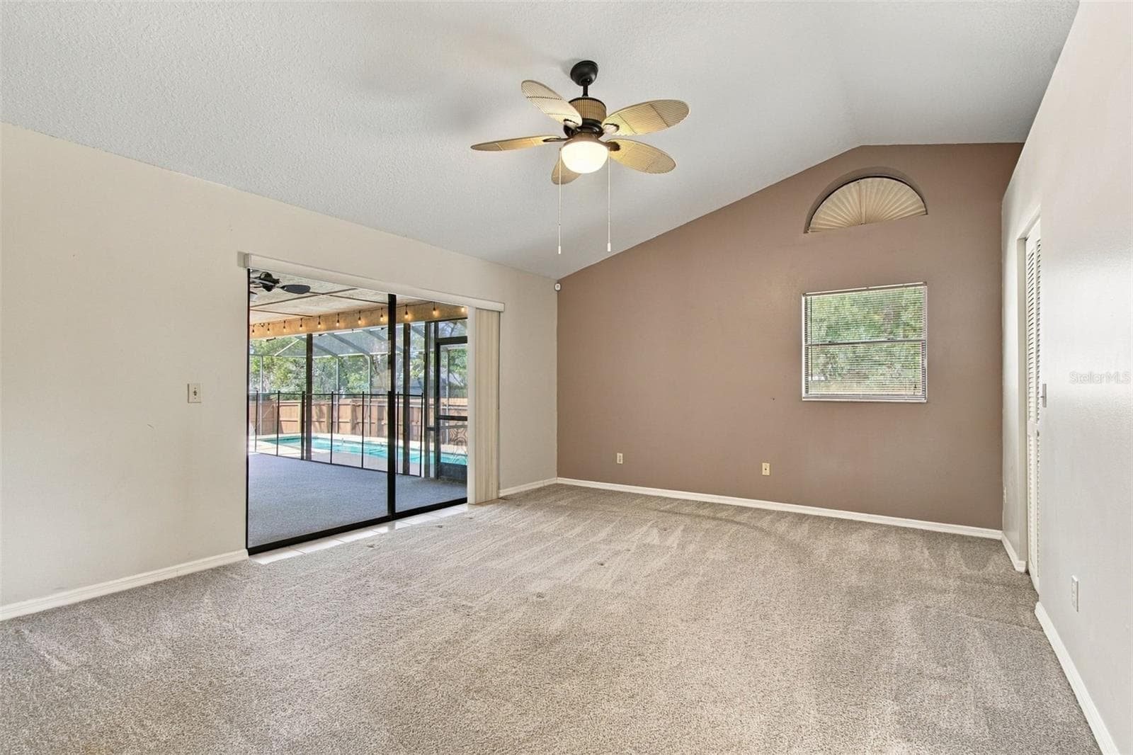 VAULTED CEILING AND SLIDING DOORS TO LANAI - 3180 LAKE SAXON DR, LAND O LAKES
