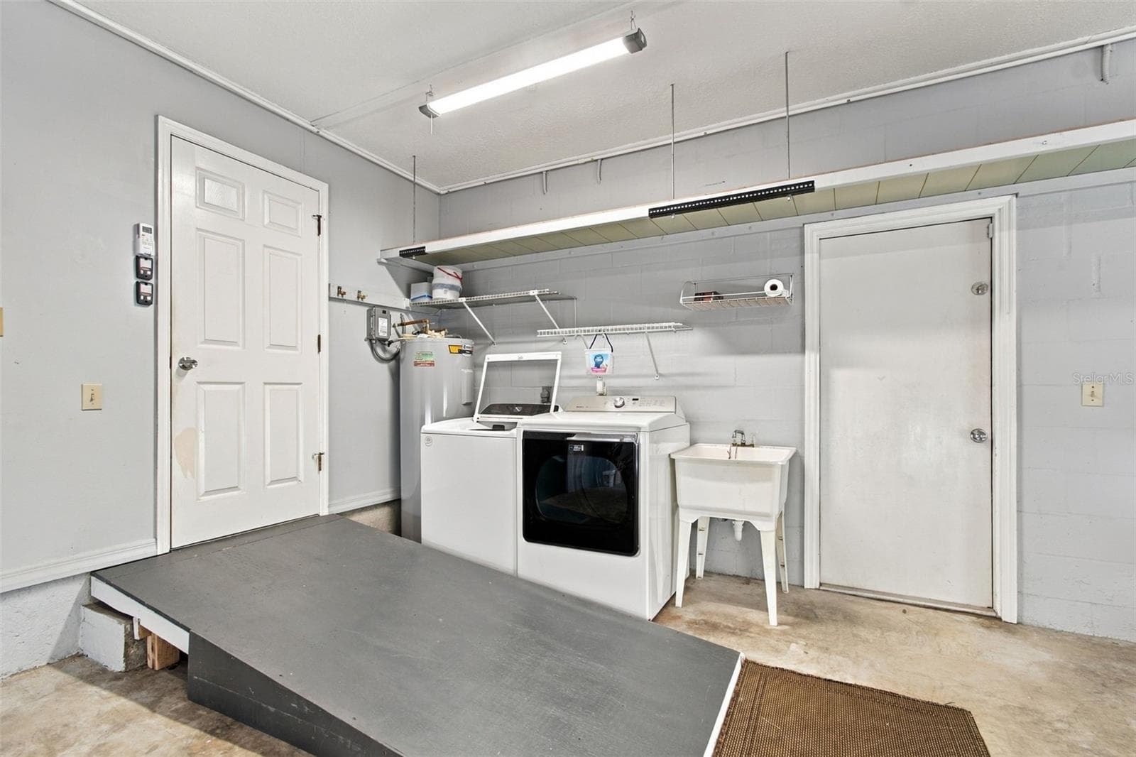 COMPLETE WITH WASHER AND DRYER - 3180 LAKE SAXON DR, LAND O LAKES