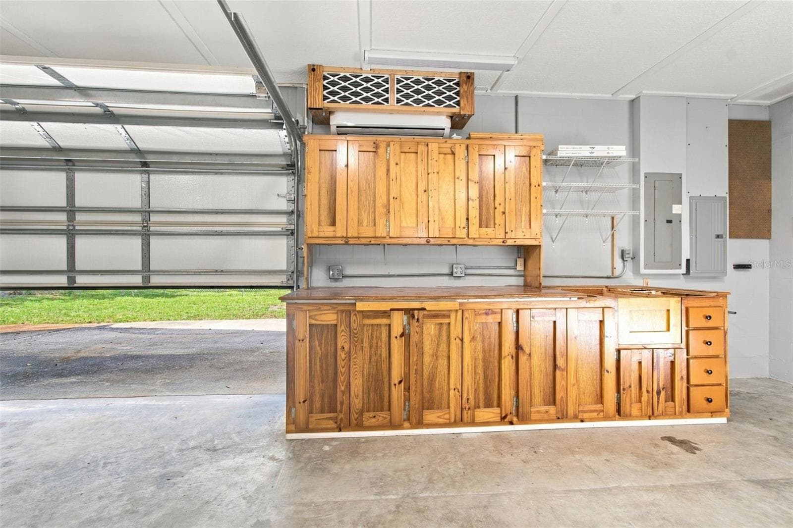 SIDE OVERHEAD DOUBLE GARAGE DOOR AND SPLIT A/C - 3180 LAKE SAXON DR, LAND O LAKES