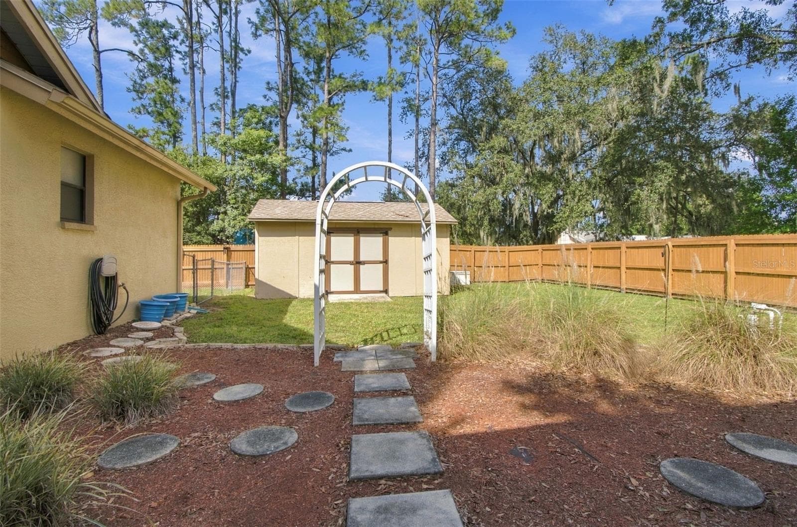 SIDE YARD - 3180 LAKE SAXON DR, LAND O LAKES