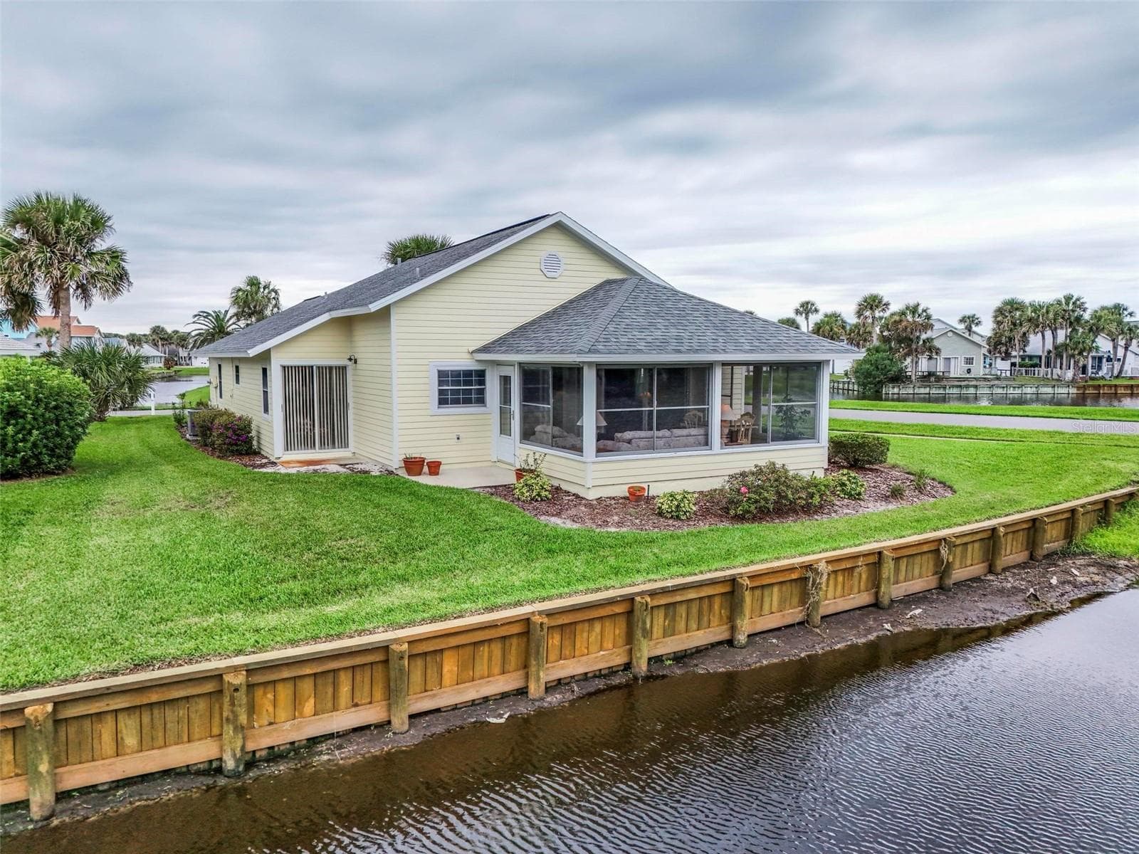 Waterview Backs to canal - 50 MEDFORD DR, PALM COAST