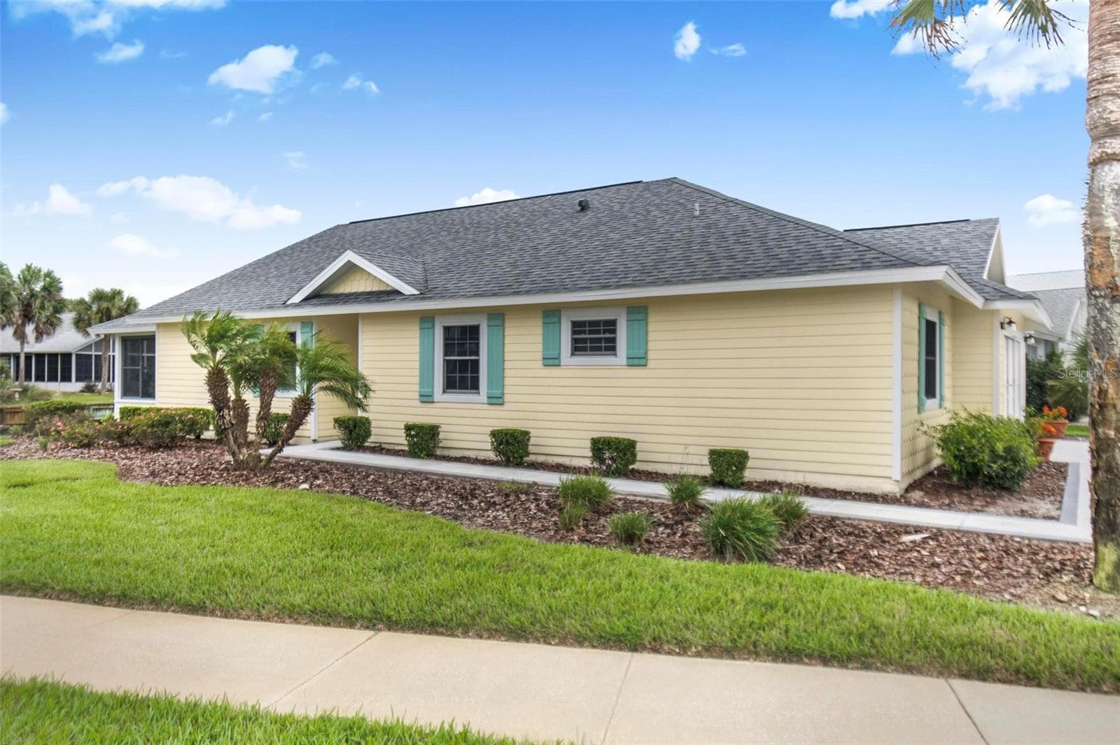 Front of house facing lake with fountain - 50 MEDFORD DR, PALM COAST