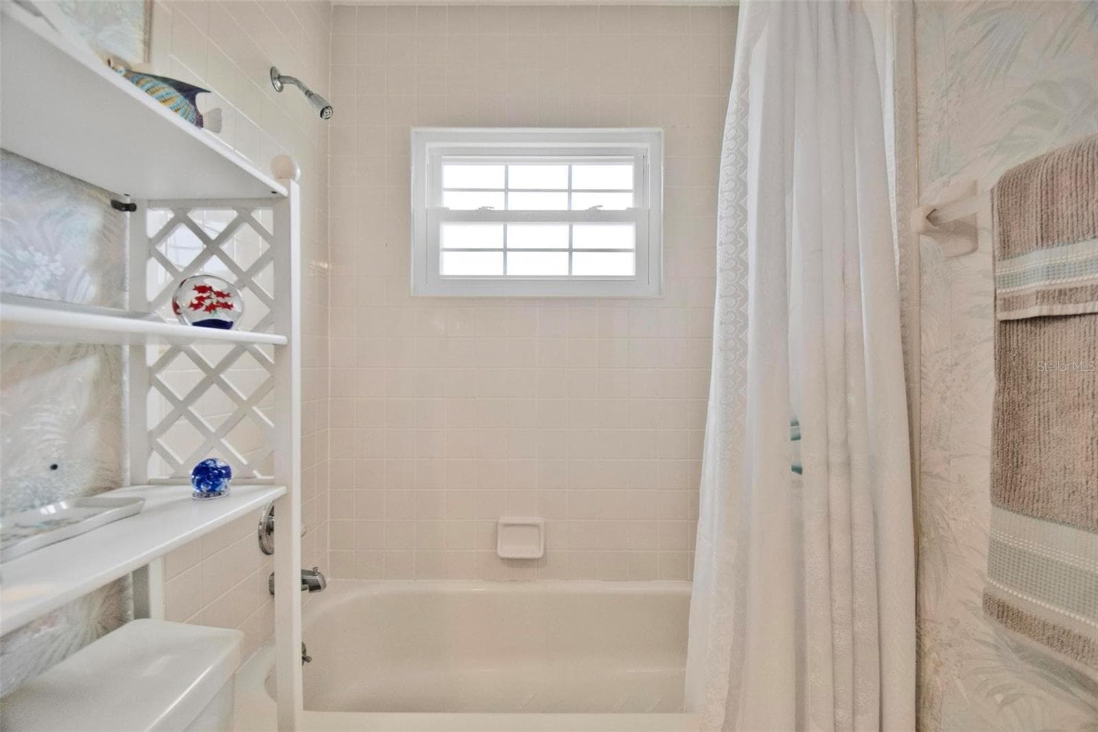 Tub/ shower - 50 MEDFORD DR, PALM COAST