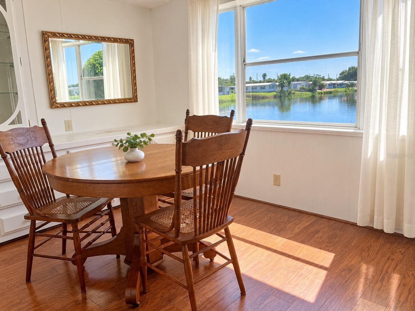 Dining area overlooking water - 808 53RD AVE E #35, BRADENTON