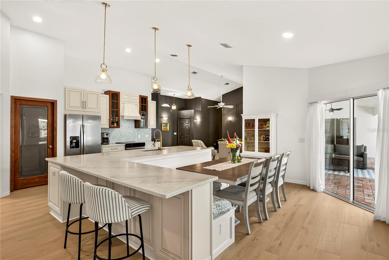 Huge Kitchen with Quartz counter tops. - 3815 W BRAZILNUT RD, BEVERLY HILLS