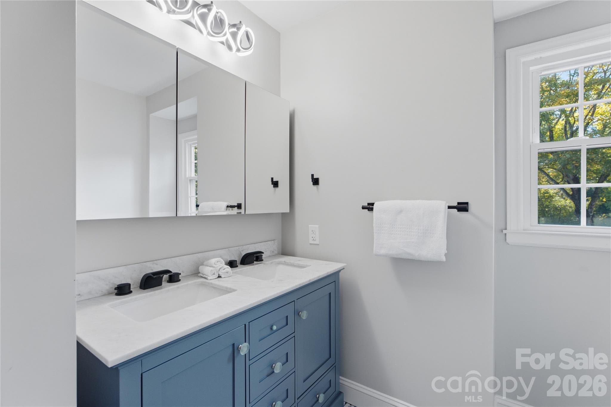Upper level hallway bathroom - 1200 Charter Place, Charlotte