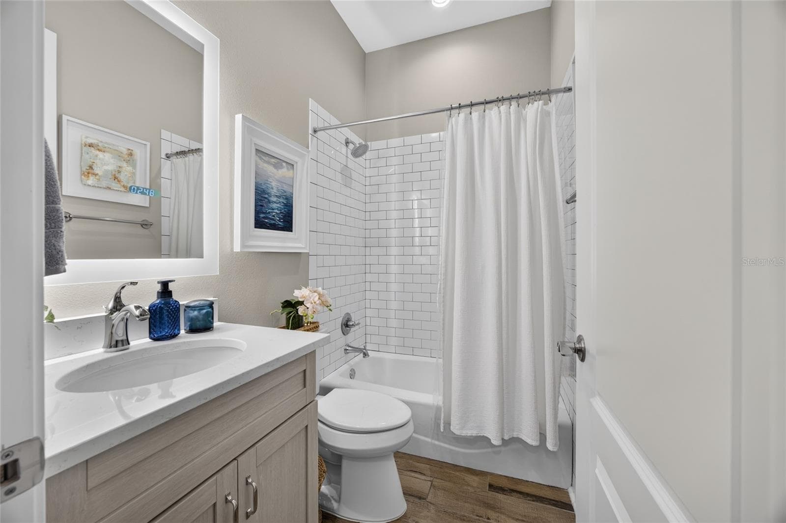 Guest Bathroom. - 417 SE 10TH ST, OCALA