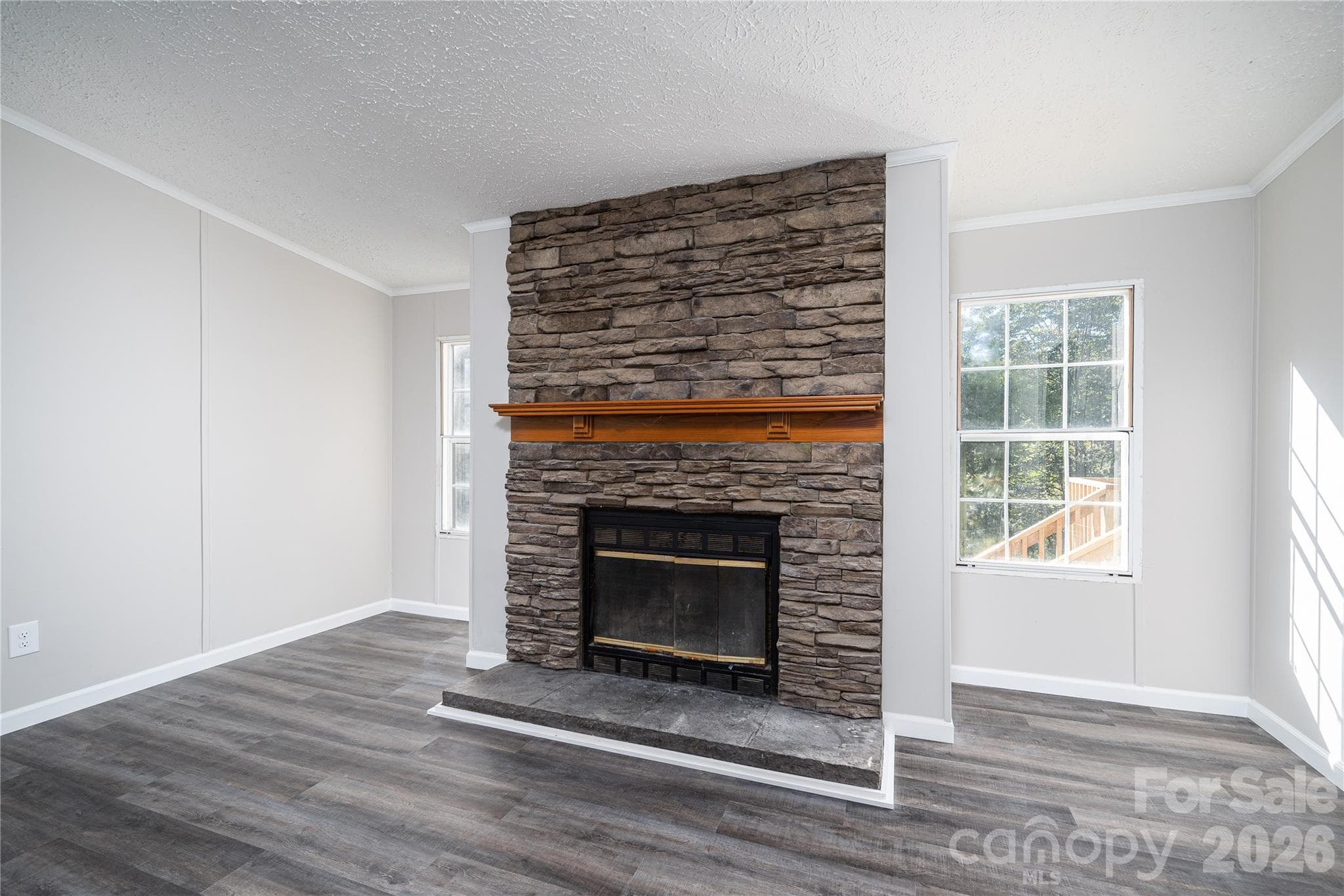 Rock wall fireplace - 5047 Longbow Pointe, Kings Mountain