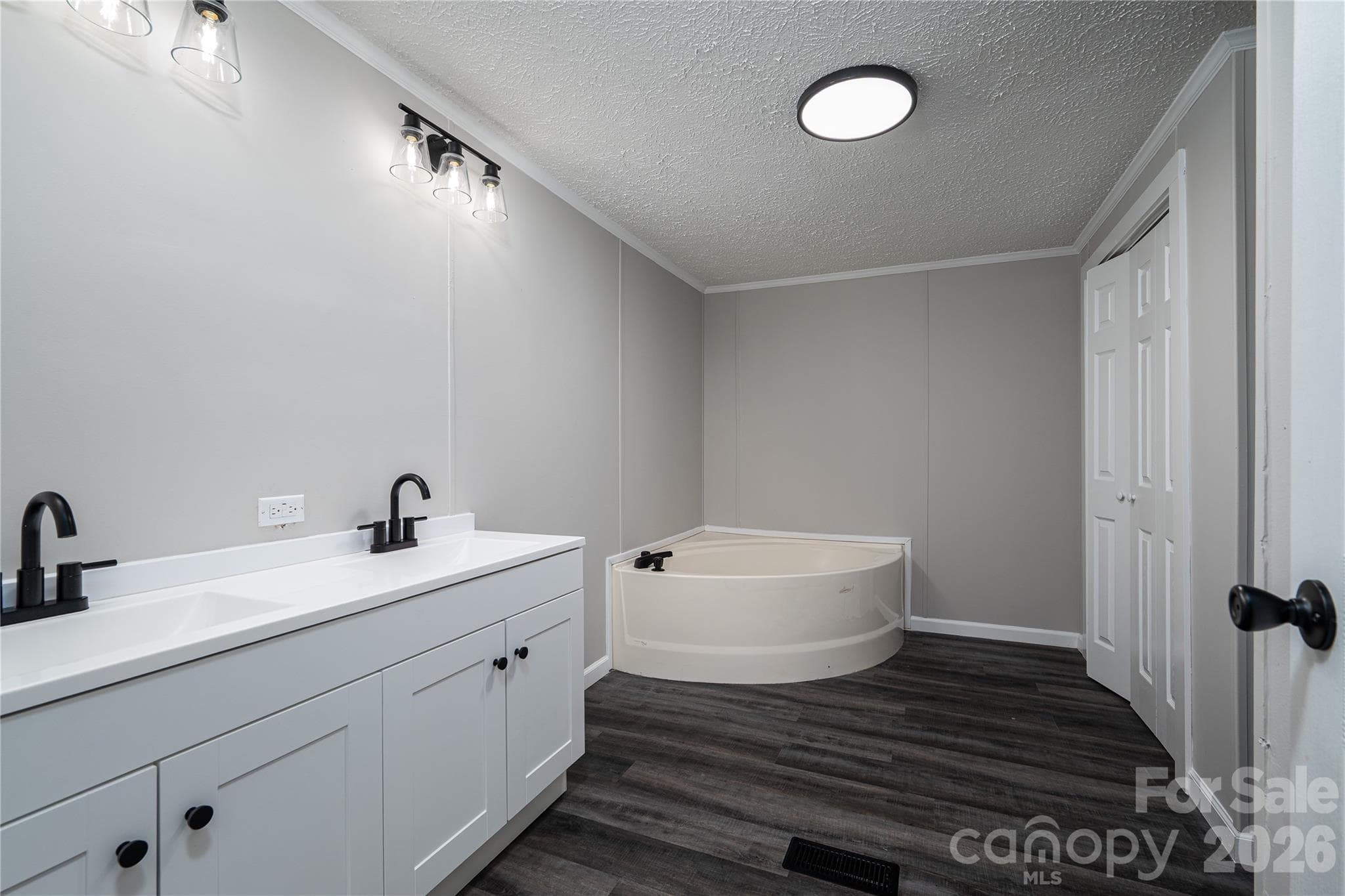 Primary Bath with double sink, garden tub and shower - 5047 Longbow Pointe, Kings Mountain