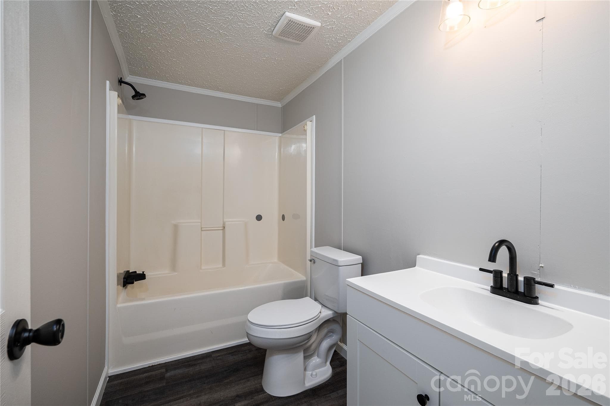 Guest Bathroom with tub/shower, new toilets, new vanity etc. - 5047 Longbow Pointe, Kings Mountain