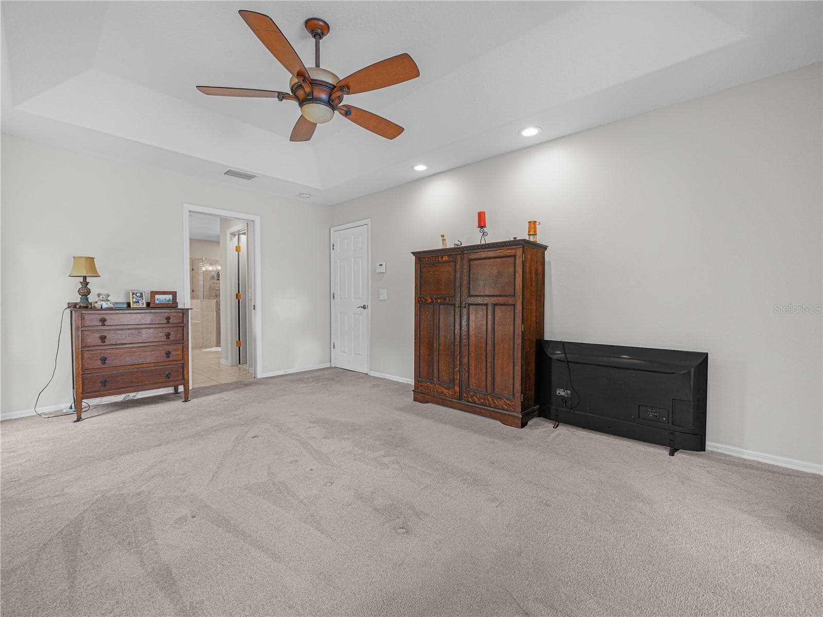 Primary bedroom with en suite bathroom and designer ceiling - 5868 HIGH RIDGE LOOP, LAKELAND