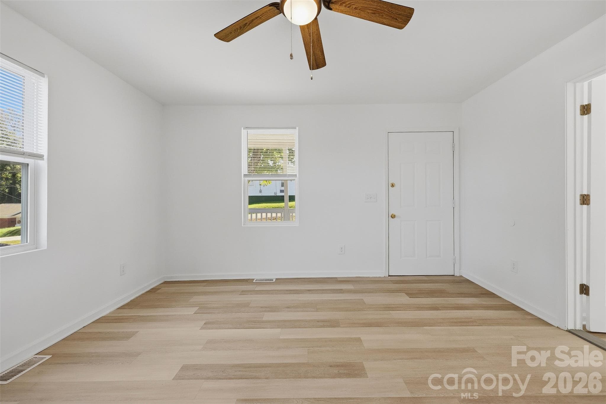 Family room - 2996 1st Avenue NW, Hickory