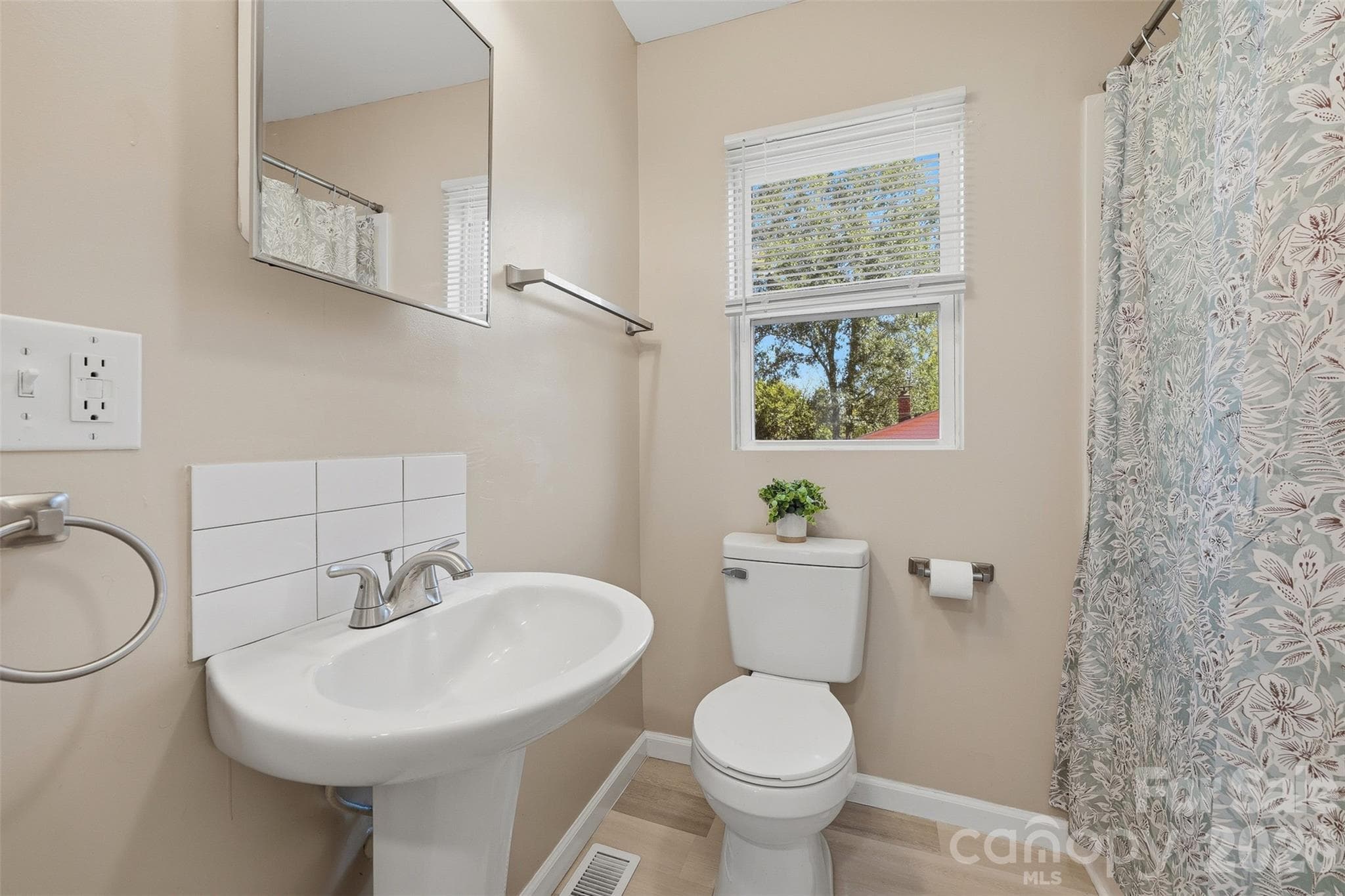 Full bath - 2996 1st Avenue NW, Hickory