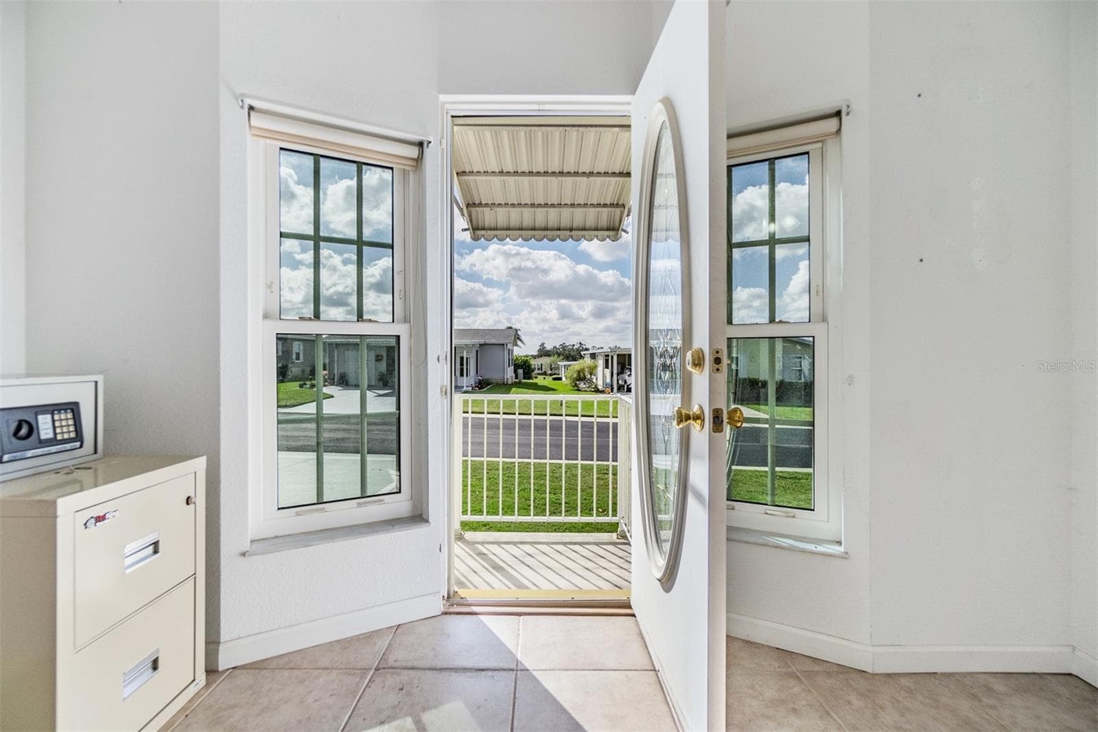 Front entry into flex space - 37449 GILL AVE, ZEPHYRHILLS