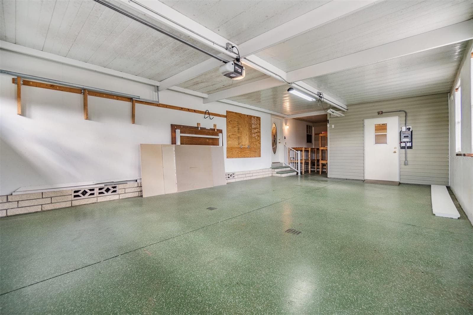 SPACIOUS garage! - 37449 GILL AVE, ZEPHYRHILLS