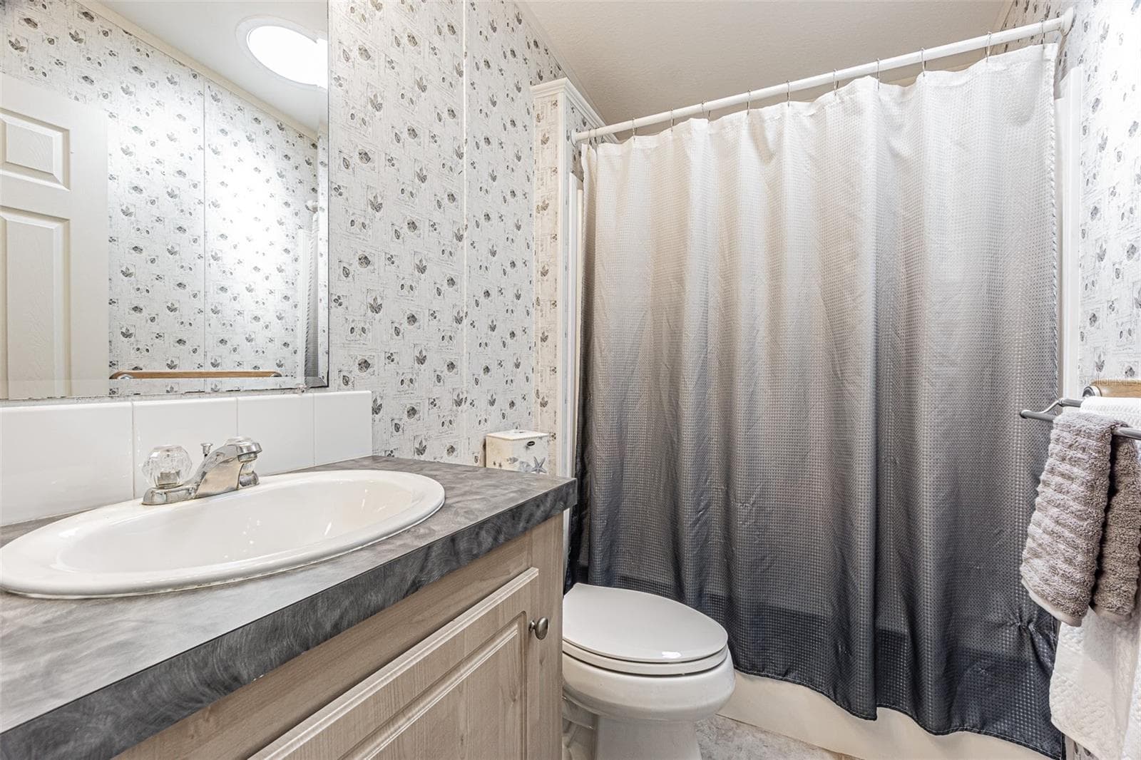 Full Hall bath - 37449 GILL AVE, ZEPHYRHILLS