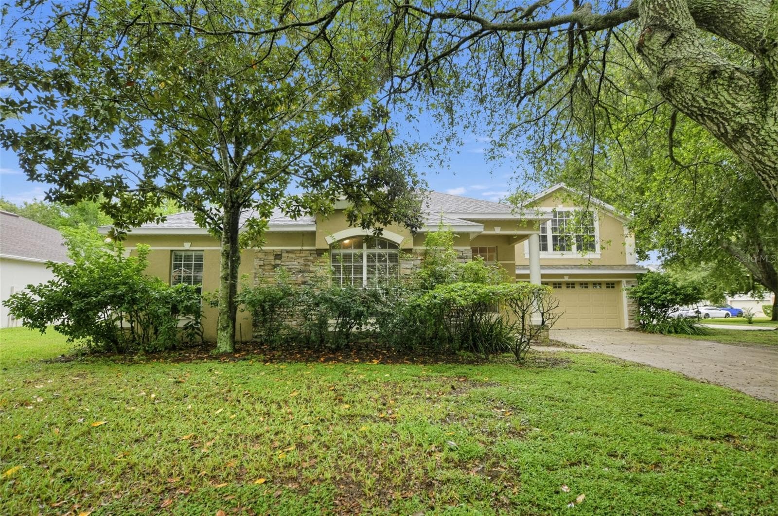 726 REGINA CIR