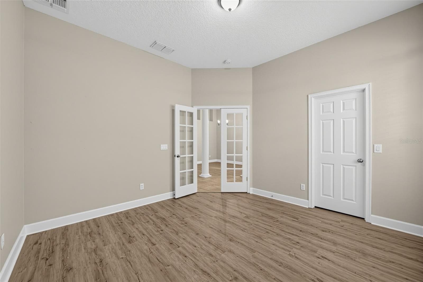 Single Family Residence at 726 REGINA CIR, OAKLAND, photo 9 of 36