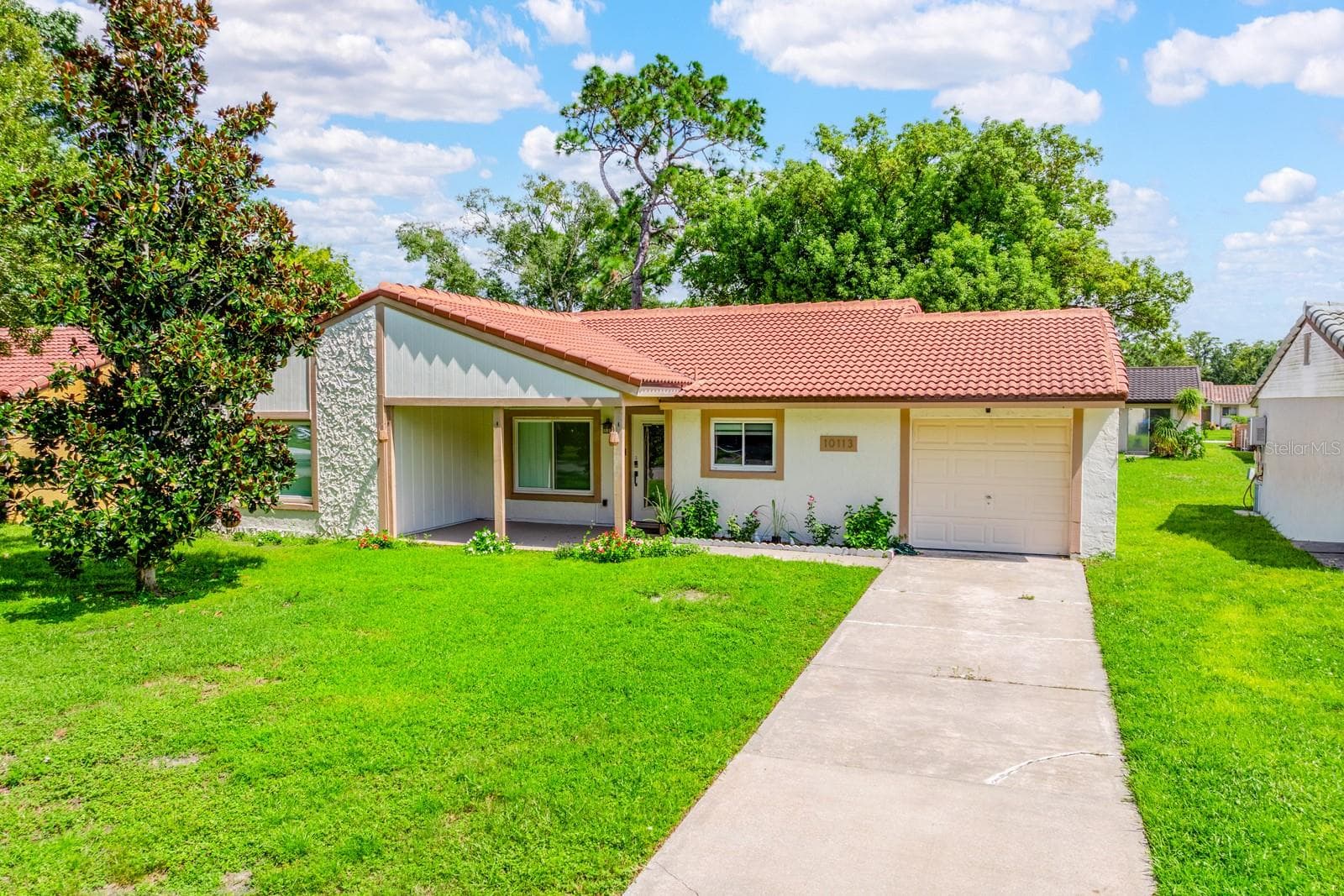 This beautifully renovated 3-bedroom, 2-bath floor plan in the Lime Tree community offers a fresh, modern interior plus a spacious COVERED FRONT PORCH, FLORIDA ROOM and 1-car garage! - 10113 ALLENBY CT, ORLANDO