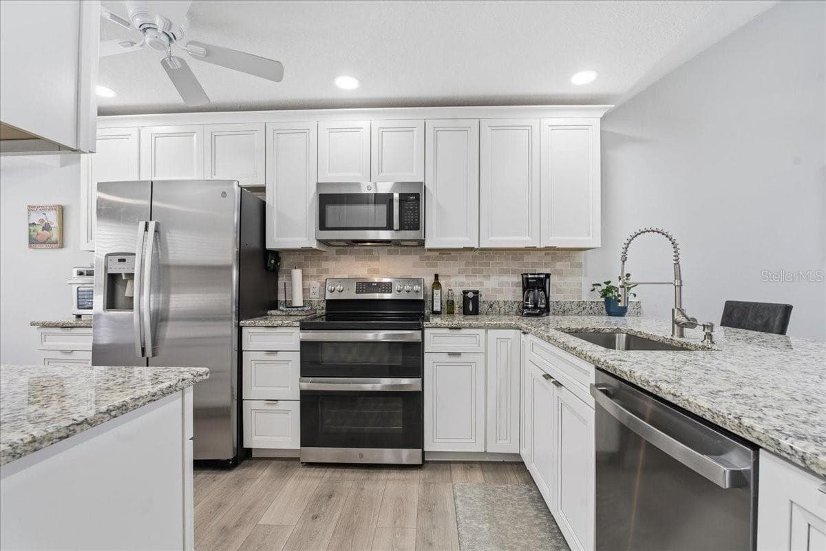 Condominium at 3272 LORI LN #3272, NEW PORT RICHEY, photo 3 of 90