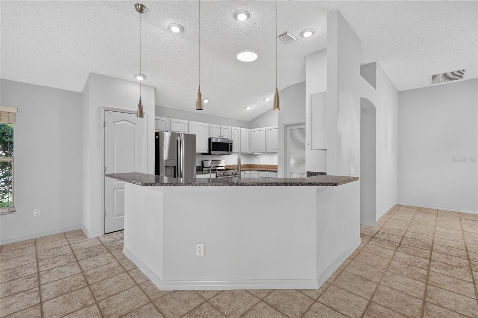 Kitchen Eat-In Counter - 16840 SE 85TH SAPELO CT, THE VILLAGES