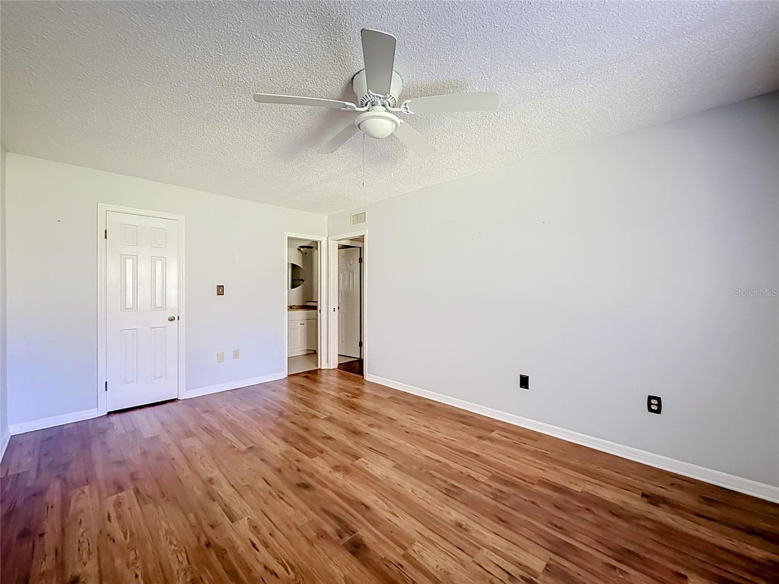 Condominium at 100 E OAK TERRACE DR #C1, LEESBURG, photo 14 of 30