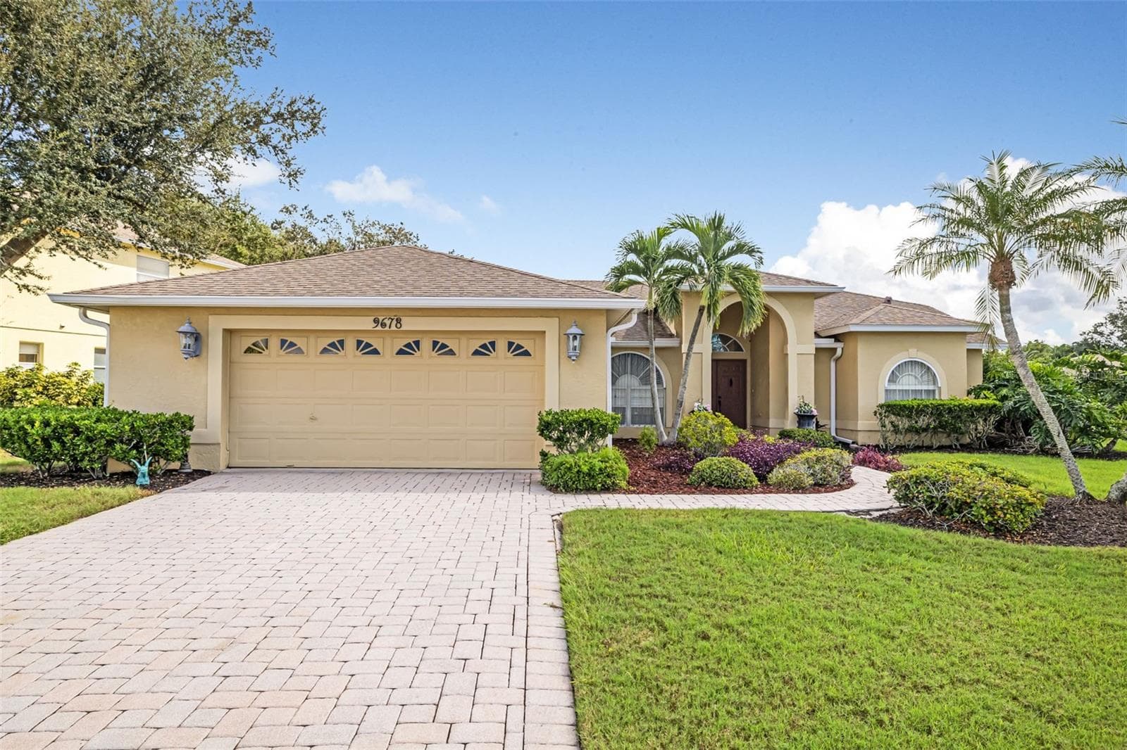 Single Family Residence at 9678 KNIGHTSBRIDGE CIR, SARASOTA, photo 2 of 57