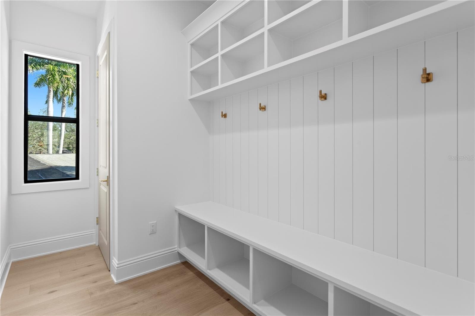 Mudroom with secondary stackable washer/dryer hook up - 5008 W DICKENS AVE, TAMPA