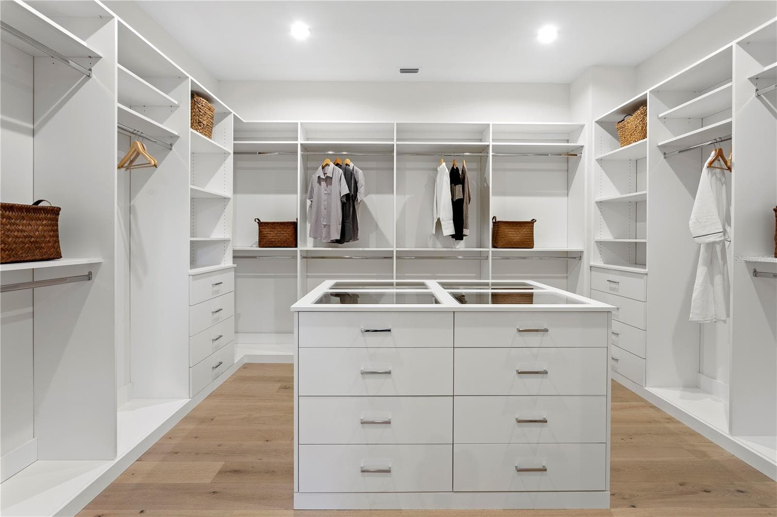 Primary walk in closet with center island - 5008 W DICKENS AVE, TAMPA