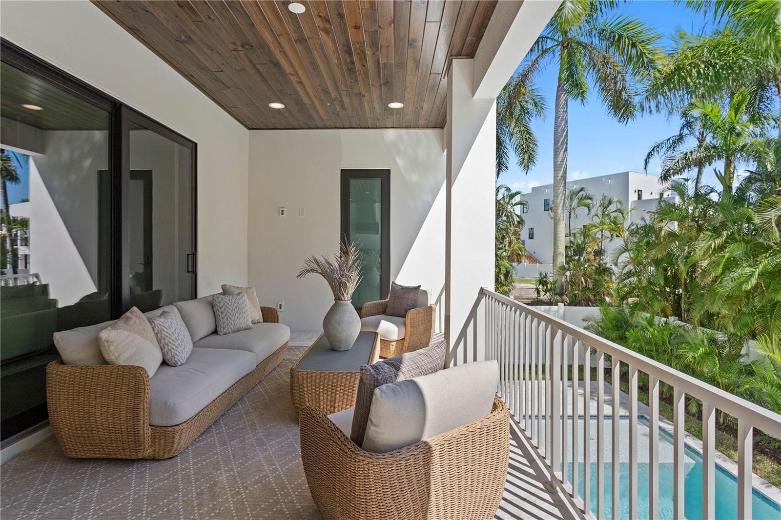 Lanai - 5008 W DICKENS AVE, TAMPA