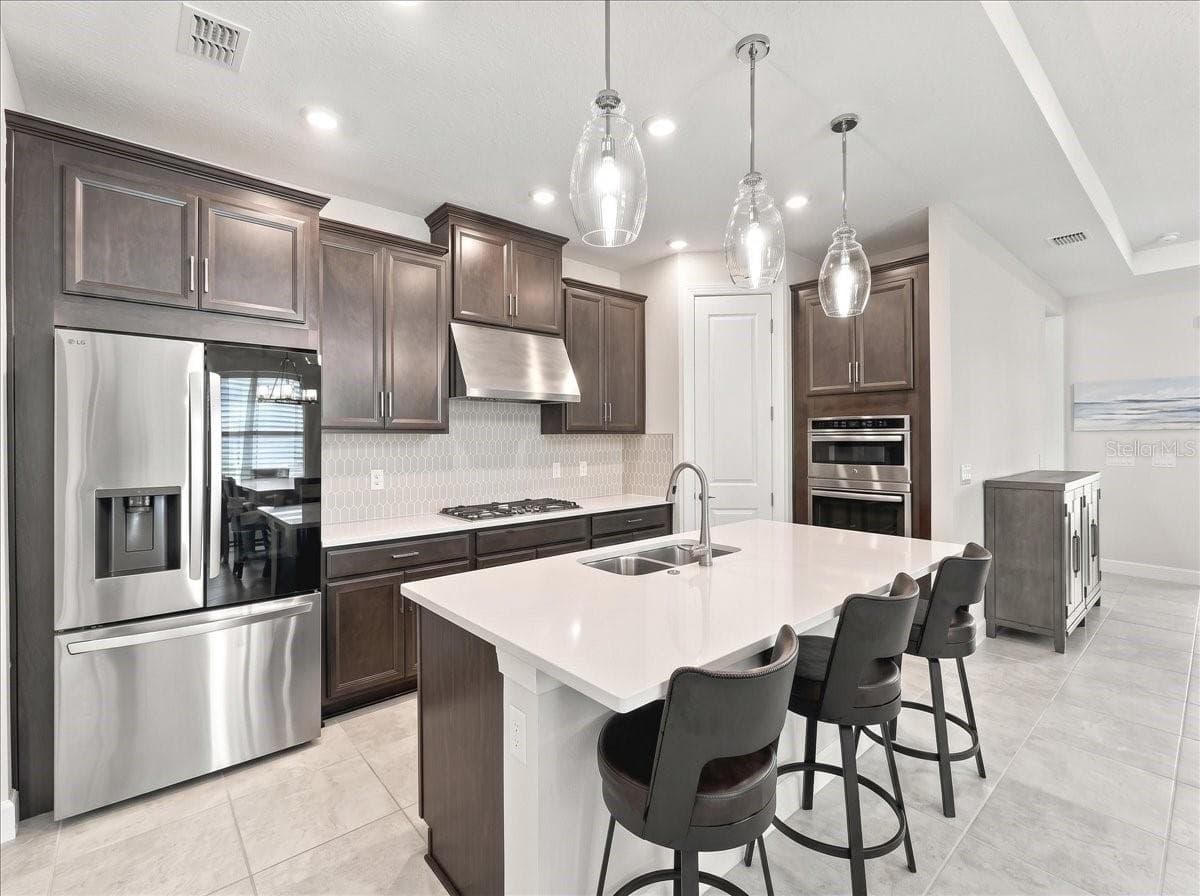 The gourmet kitchen is the heart of the home. There is a built-in oven/microwave, cooktop with hood and a spacious walk-in pantry. - 4732 CRESTPOINT WAY, PALMETTO