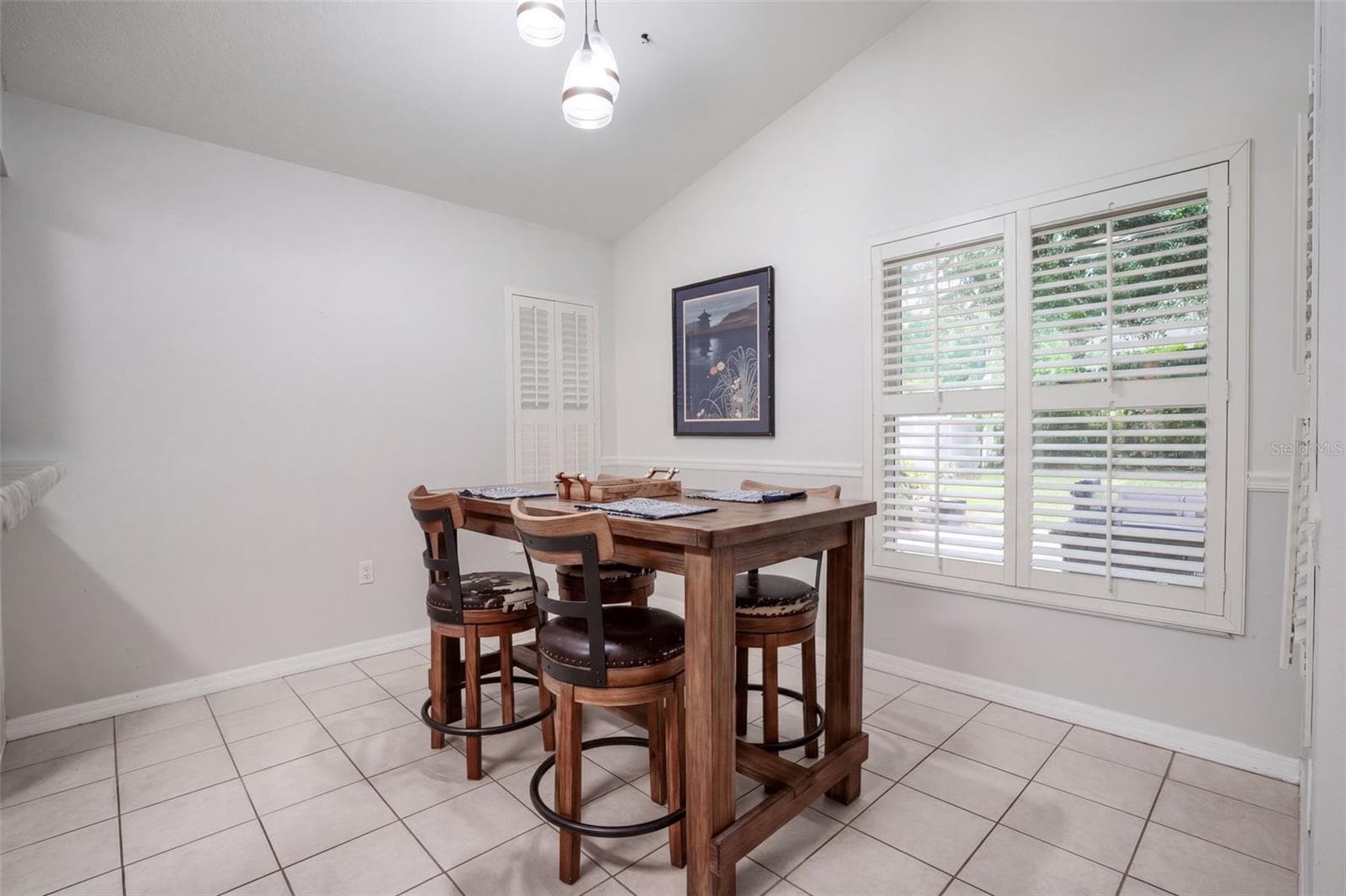 The breakfast nook is surrounded by windows with plantation shutters. - 71 ORANGE BLOSSOM DR, EUSTIS