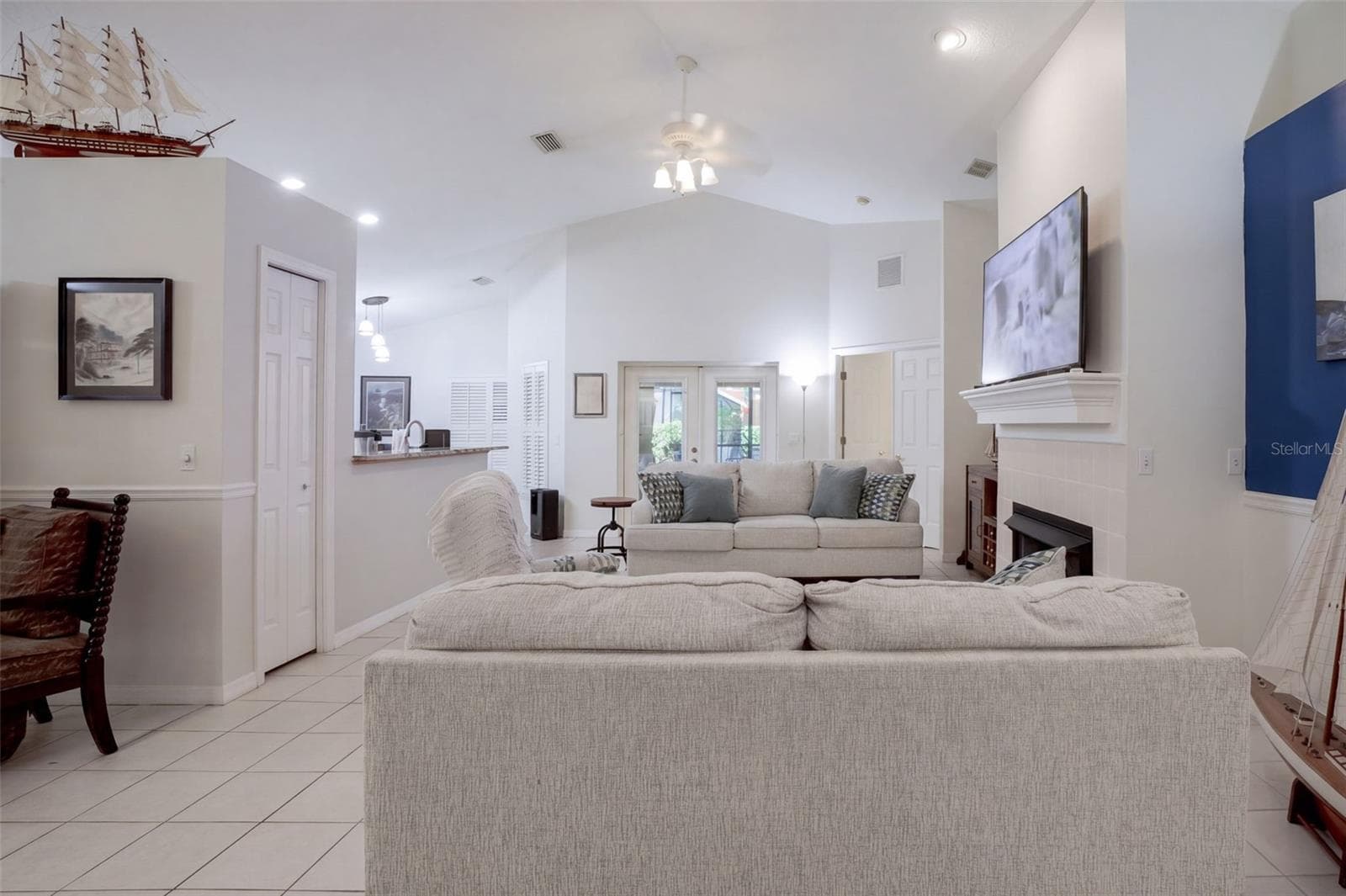 The living and dining areas flow together beneath the vaulted ceiling. - 71 ORANGE BLOSSOM DR, EUSTIS