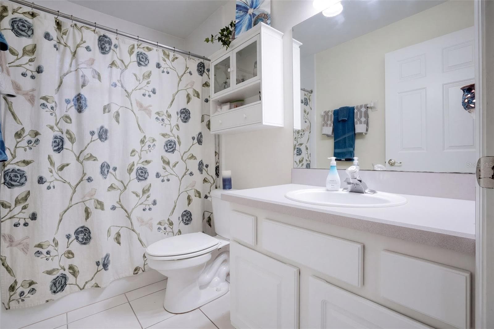 The full guest bathroom serves the secondary bedrooms and living areas. - 71 ORANGE BLOSSOM DR, EUSTIS