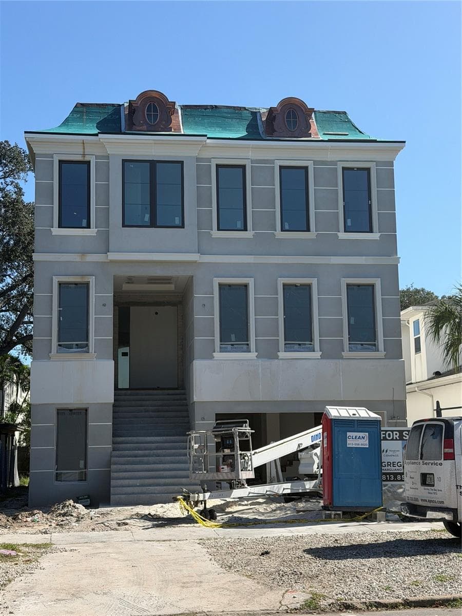 513 E DAVIS BLVD