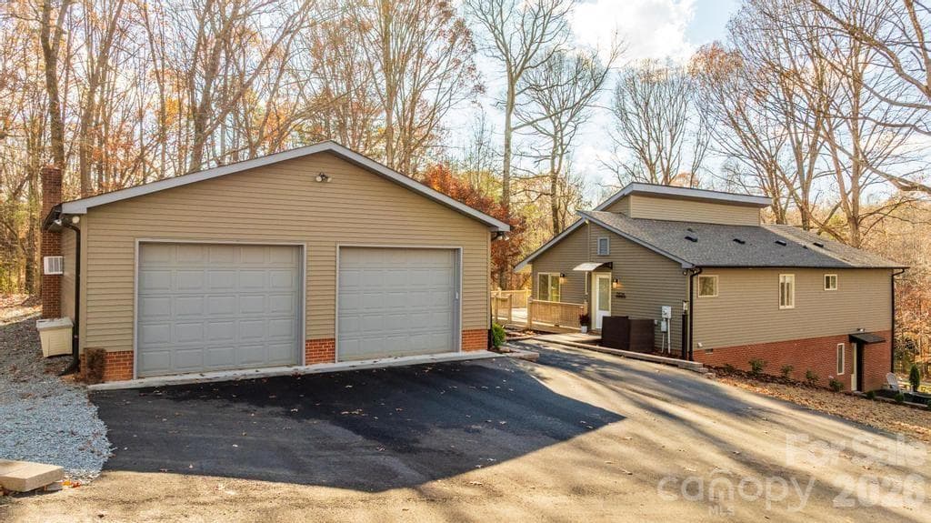 Single Family Residence at 2106 Lynmore Drive, Sherrills Ford, photo 5 of 50