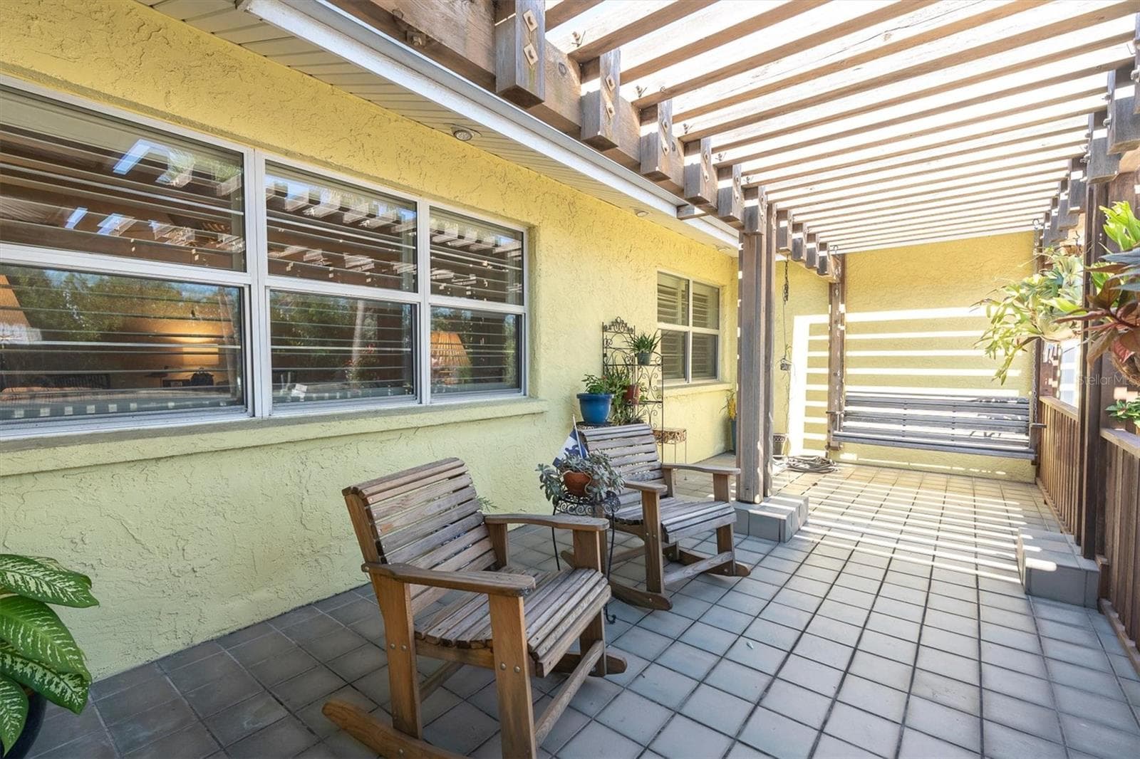 Great place to sit with the dogs or grandkids and relax in the shade - 7106 PALM DR, HOLMES BEACH