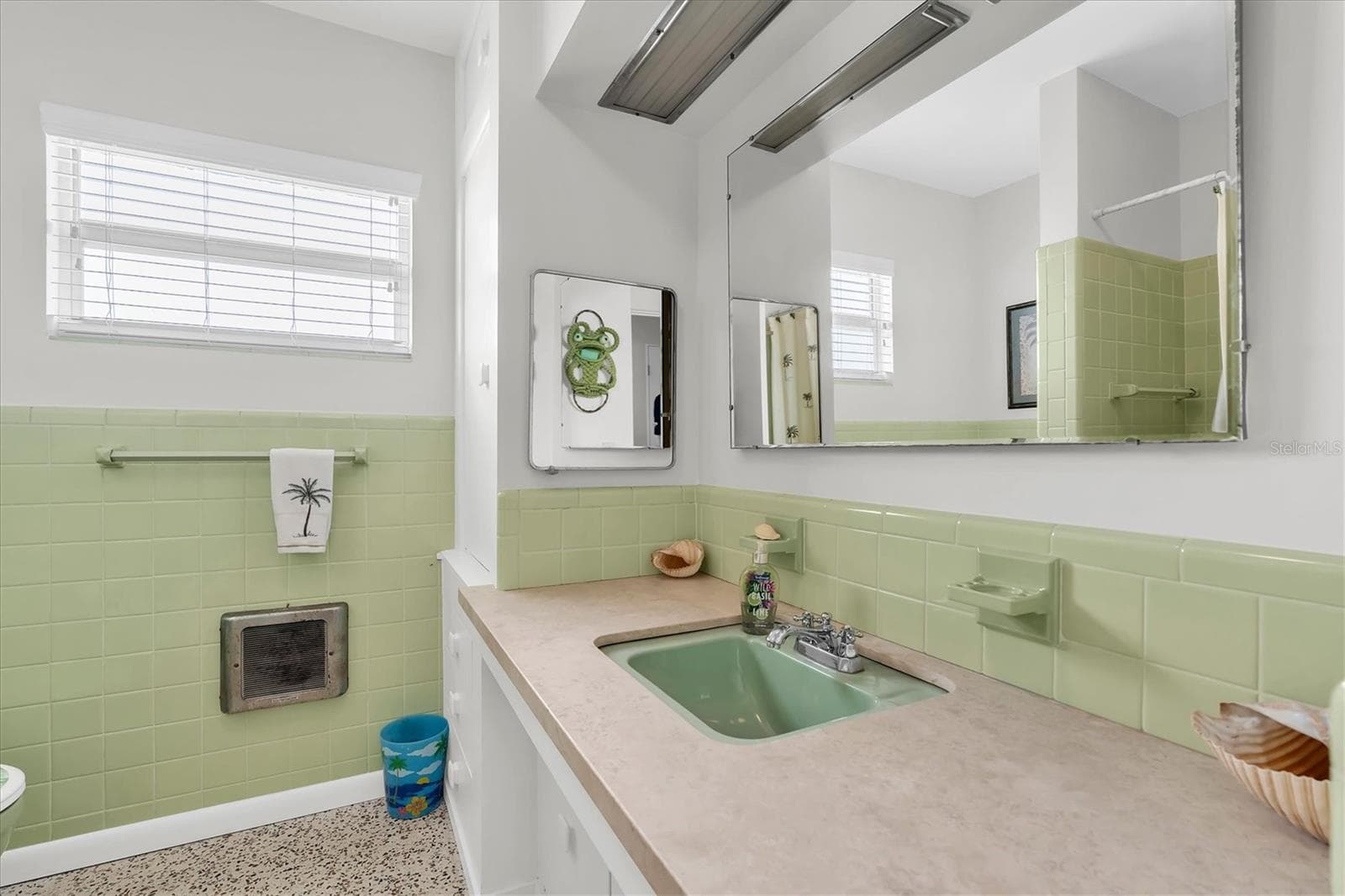 guest bath has a tub/shower combo. - 7106 PALM DR, HOLMES BEACH