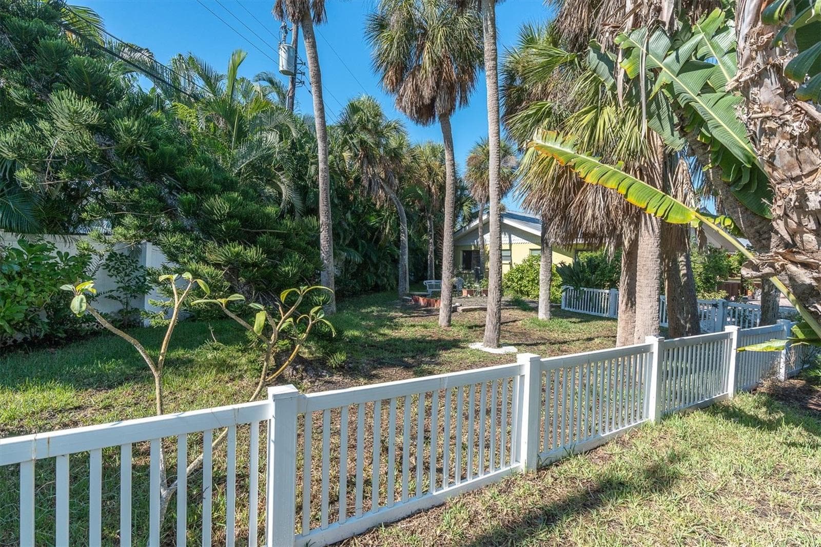 Room to expand or to plant a garden or fruit trees. - 7106 PALM DR, HOLMES BEACH