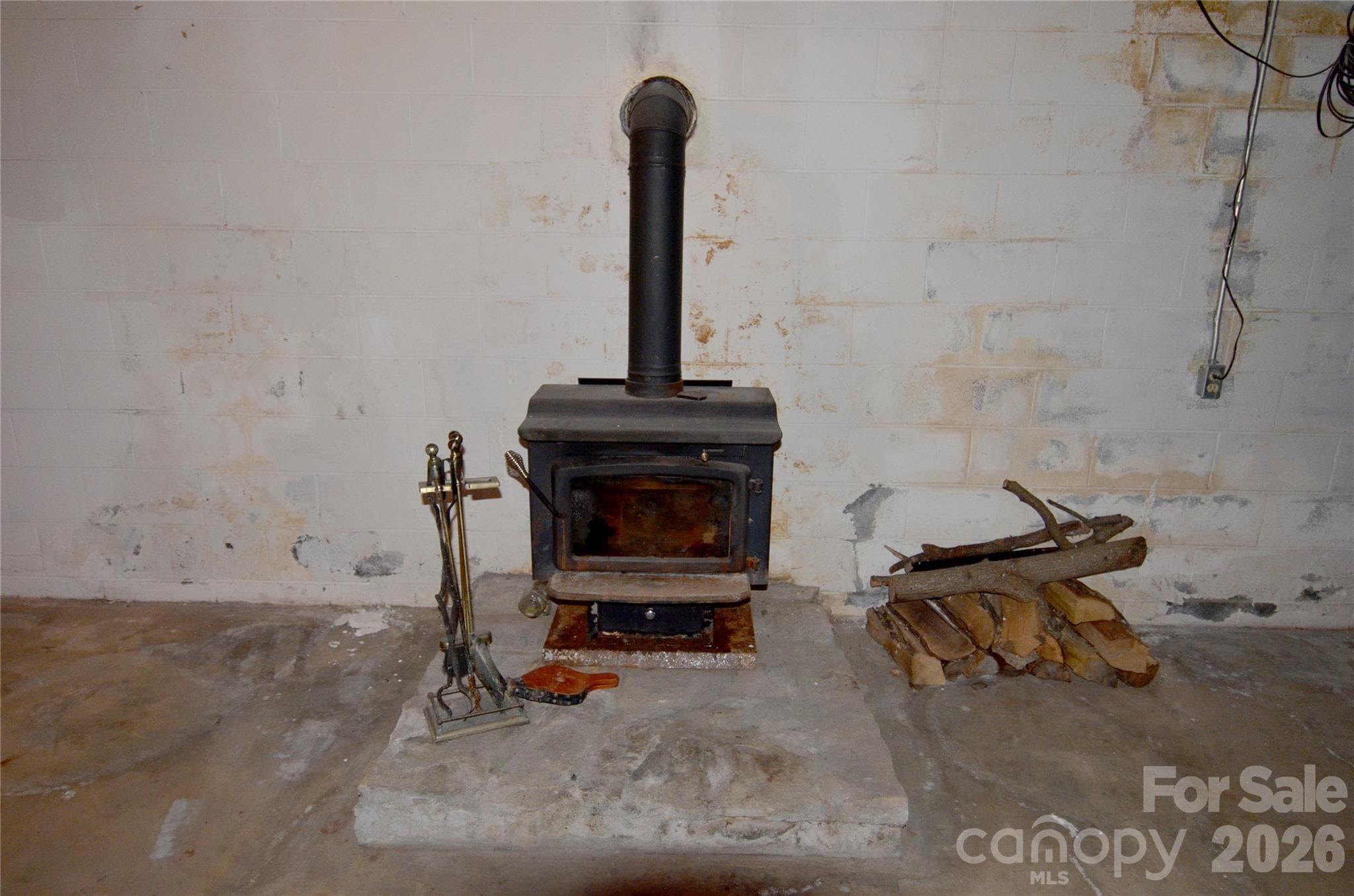 wood stove - 150 Eplee Loop, Marion