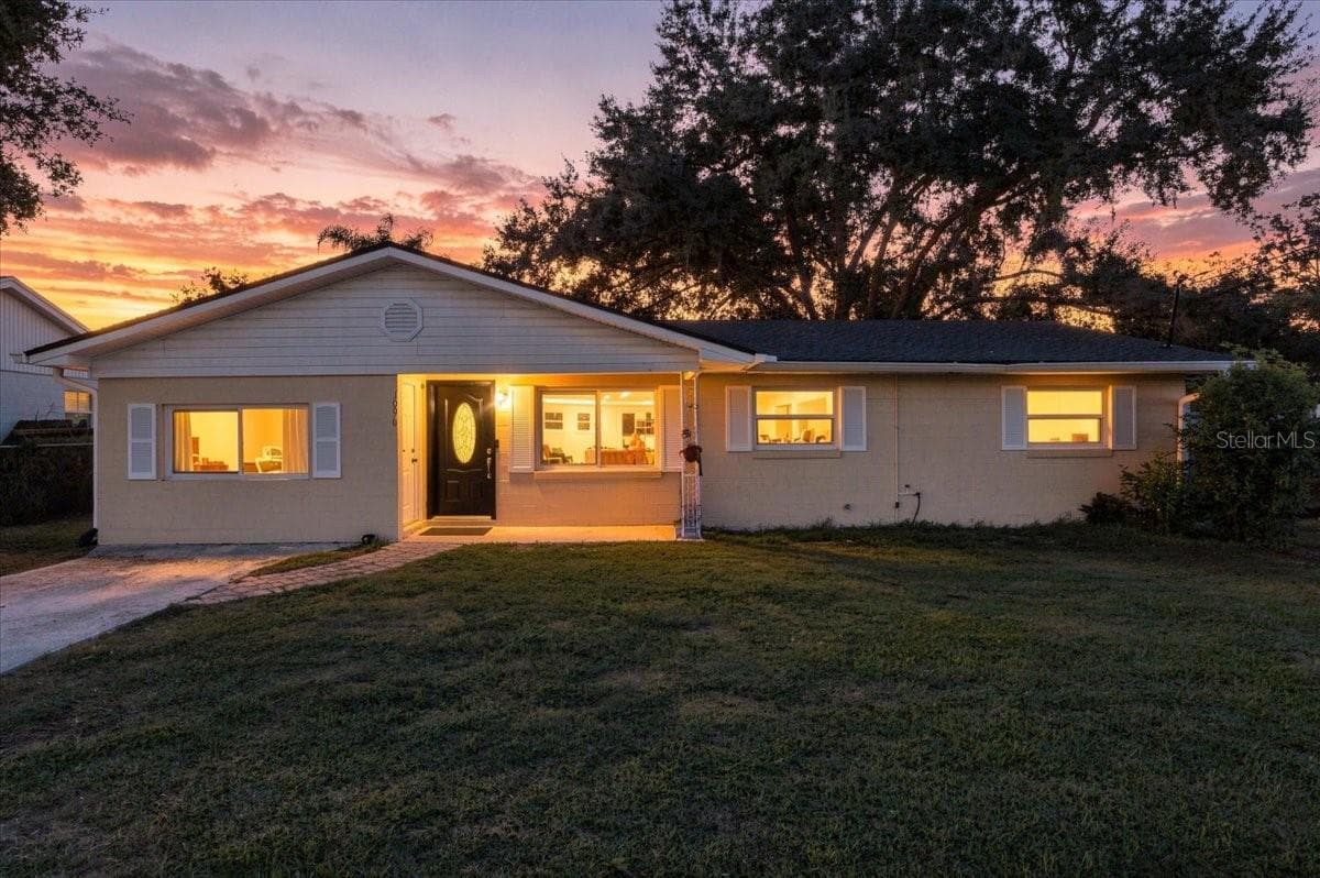 Single Family Residence at 1096 CAREFREE COVE DR, WINTER HAVEN, photo 4 of 21