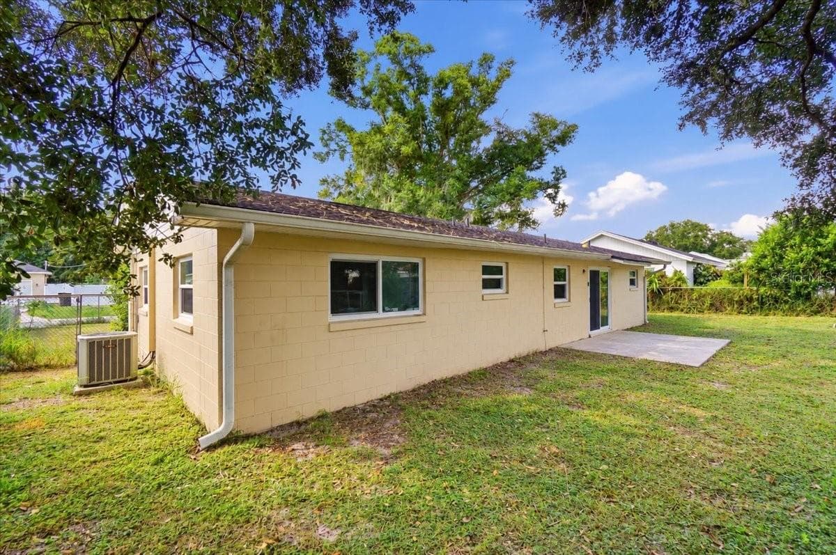 Single Family Residence at 1096 CAREFREE COVE DR, WINTER HAVEN, photo 5 of 21
