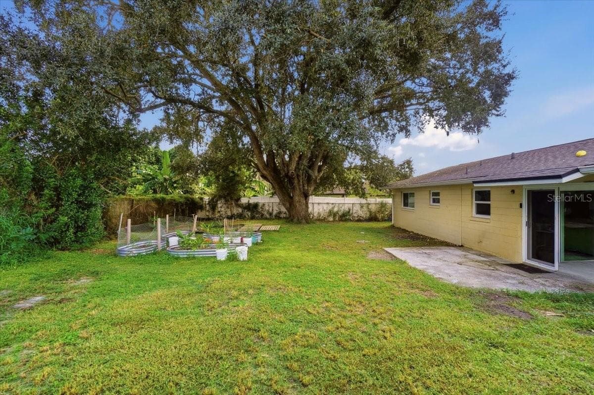 Single Family Residence at 1096 CAREFREE COVE DR, WINTER HAVEN, photo 6 of 21