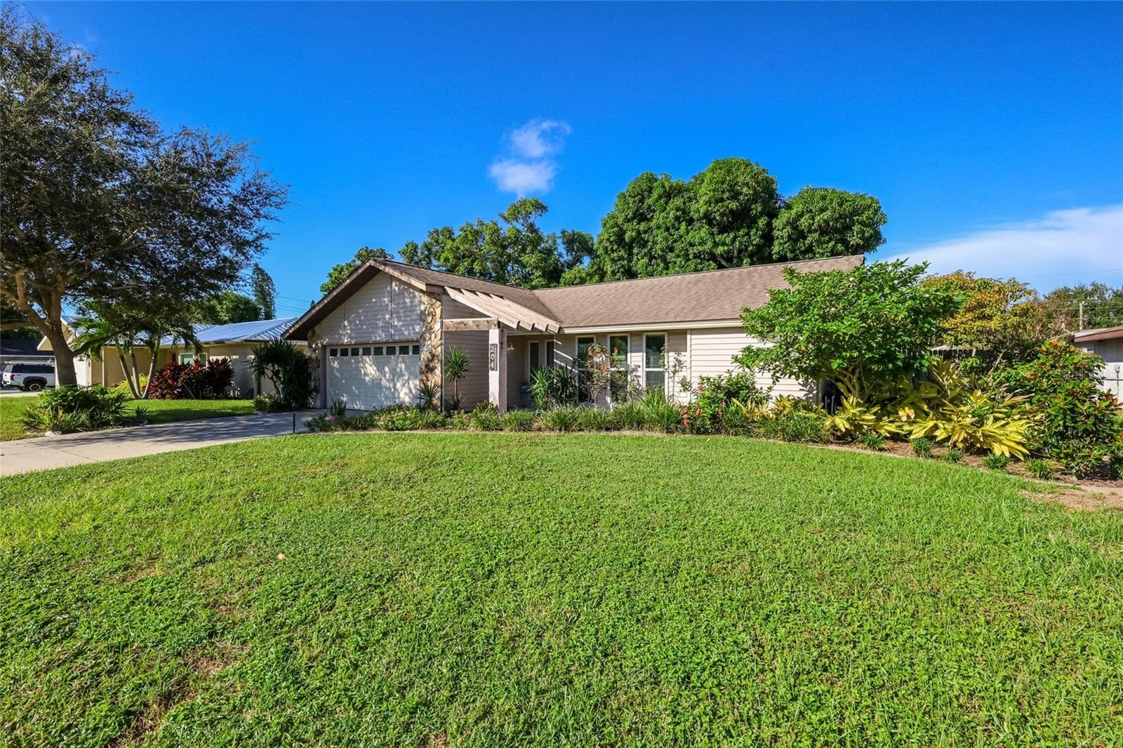Beautifully landscaped lot over 1/4 acre - 204 46TH ST NW, BRADENTON