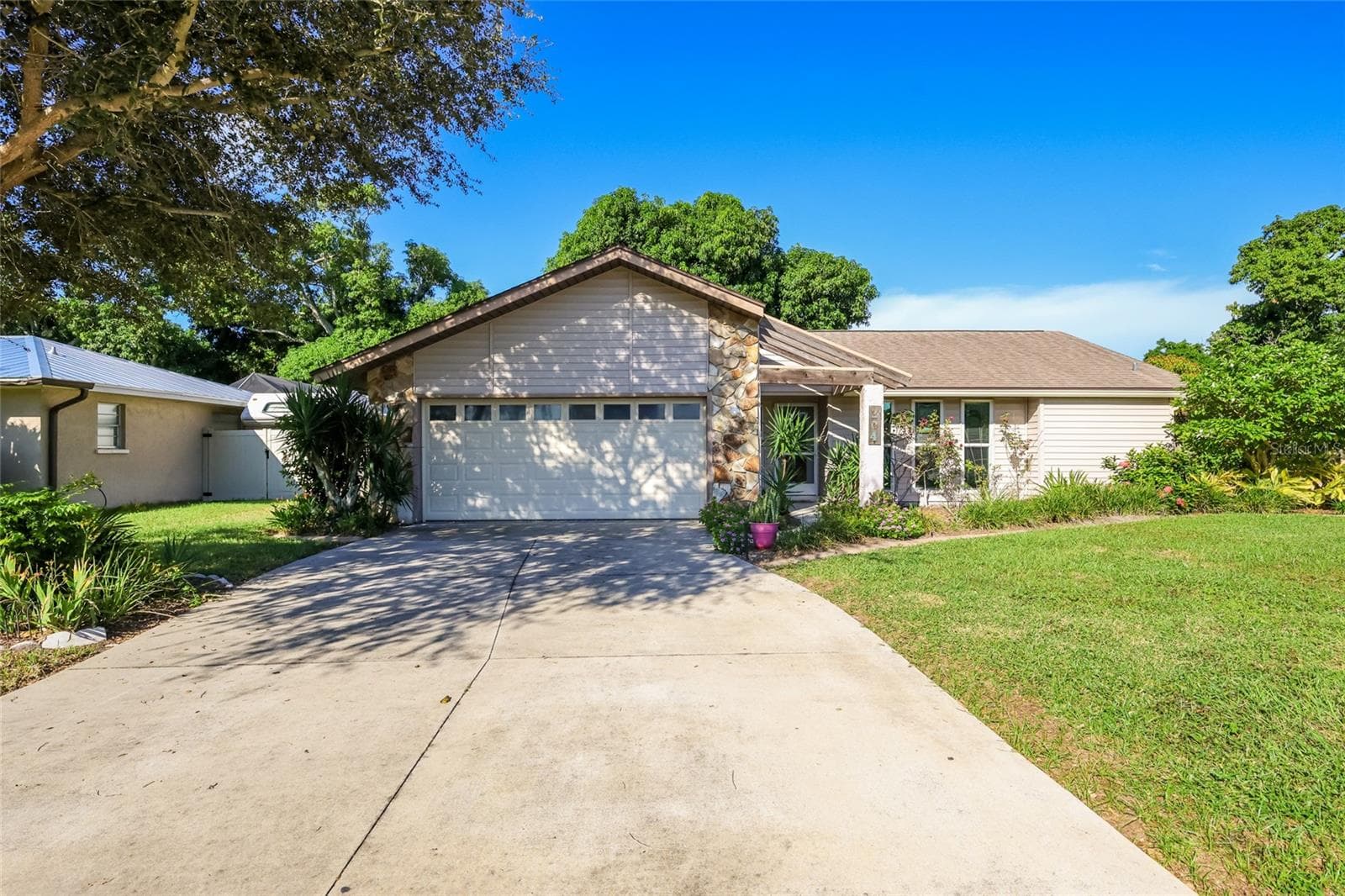 2 car garage w/ impact door and plenty of parking - 204 46TH ST NW, BRADENTON