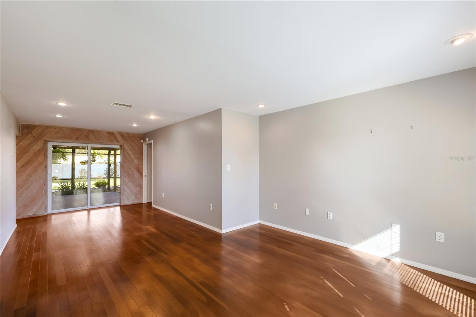 Living room is open to the dining room - 204 46TH ST NW, BRADENTON