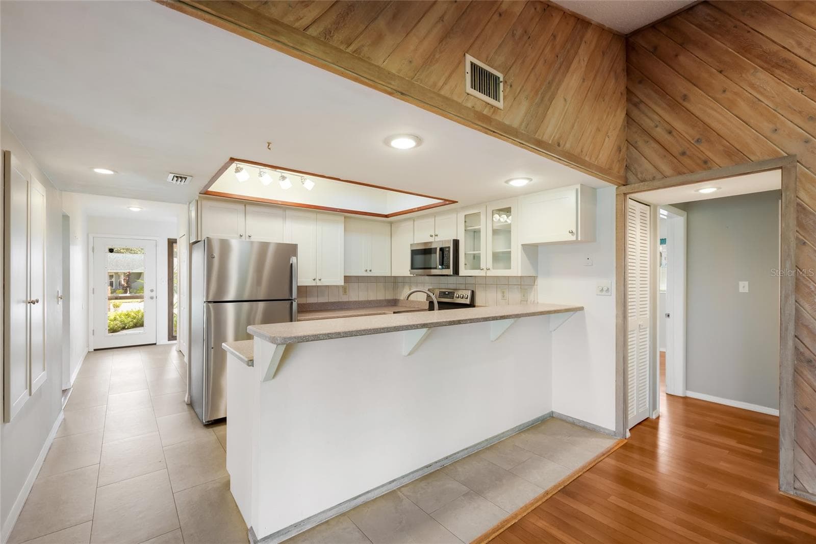 Counter seating in the kitchen - 204 46TH ST NW, BRADENTON